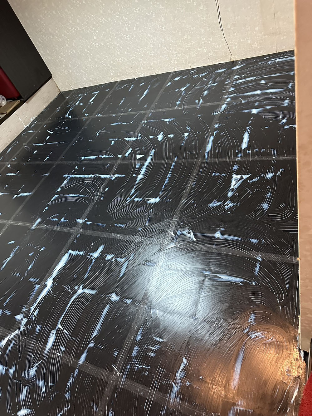 底料打膠，上面鋪設地磚（無破壞磁磚）