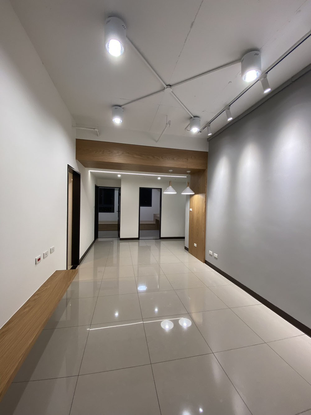 林口案場木皮透明漆施工、牆面跳色施工